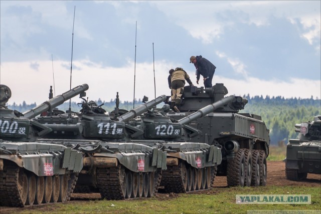 «Бумеранг» VS БТР-80. Зачем Российской армии «тяжёлые колеса»?