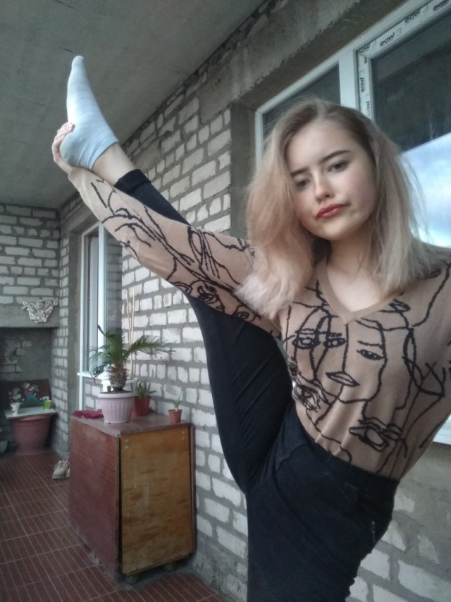 Девушка, фотоаппарат, фантастическая поза