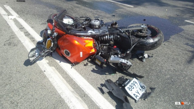 В Екатеринбурге мотоциклист въехал в экскаватор и погиб