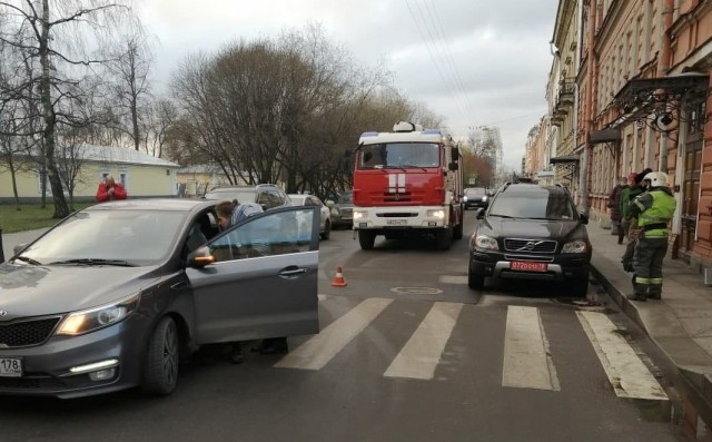 В центре Петербурга школьницу сбили на «зебре». Обзор водителю закрыла машина с дипномерами