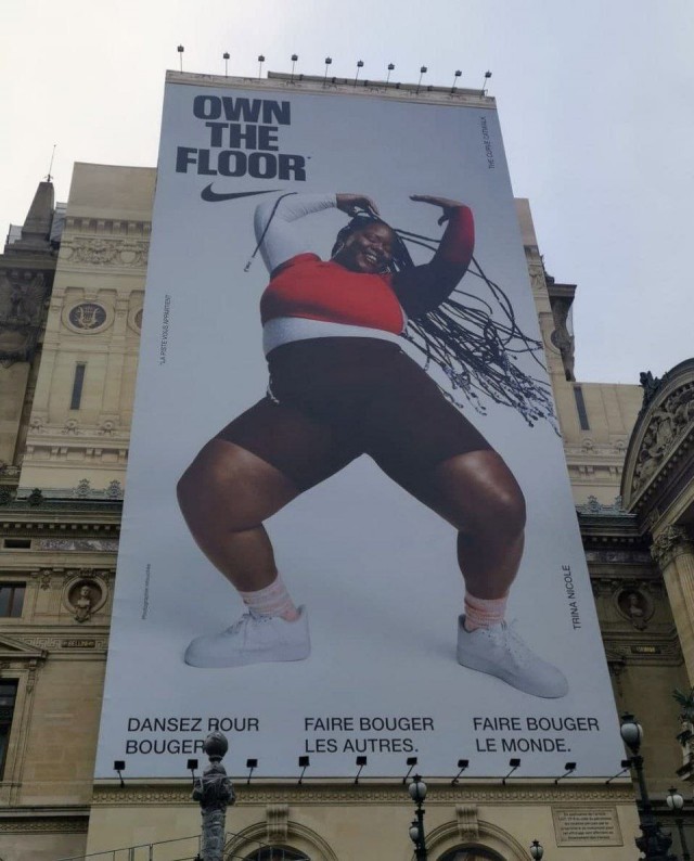 Nike повесил свою бодипозитивную рекламуна на фасад парижской Оперы Гарнье