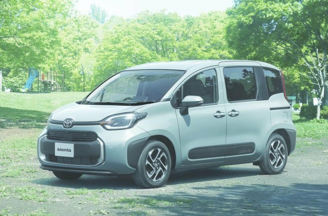 Просторный 120-сильный микровэн Toyota с вариатором по цене 90-сильной Lada Granta с «механикой». В РФ начали принимать заказы на Toyota Sienta из Японии