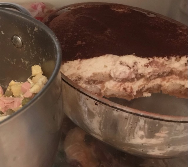 Два бисквитных торта: белый и шоколадный