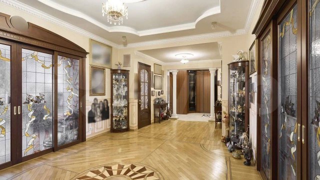 Группа из пяти человек пытается прорваться в квартиру Ларисы Долиной в Хамовниках. Мошенники заполучили ее квартиру