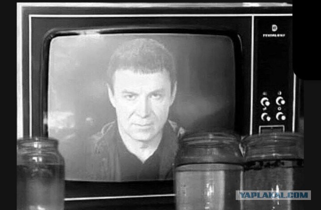 Называет себя живым богом и архитектором квантового планетарного перехода. Обещает своим "ученикам" выход в реальность 5D, где они обретут бессмертие + навыки отращивать печень, селезёнку и так далее.