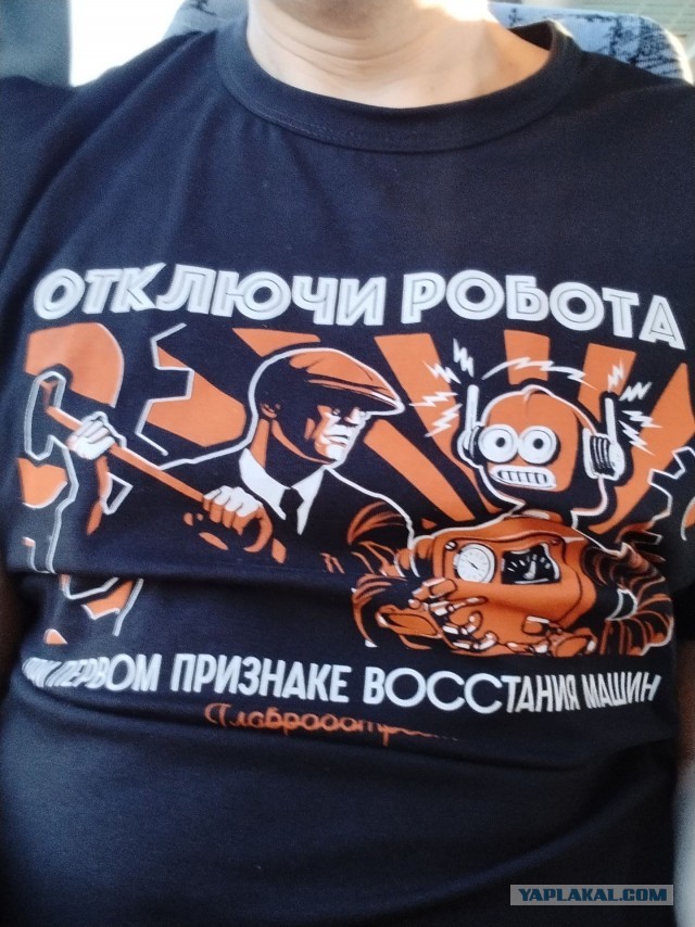В Китае робот сошёл с ума и едва не избил танцовщиц на празднике