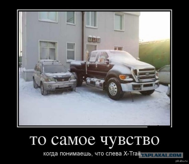 В Москве девушка ездит на розовом броневике