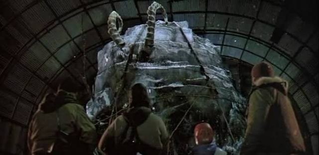 Осенью 1999 года ученые вырезали из вечной мерзлоты огромный блок, чтобы извлечь останки мамонта.