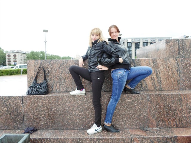 Песня девки гуляют и мне весело. Матреха. Девчонки гуляют. Камаринская глинка иллюстрация. Девки гуляют и мне весело.