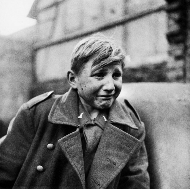 16-летний немецкий зенитчик Ганс, попав в плен, плачет от страха и стыда. Что не так с фото?