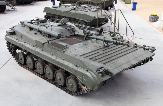На военном полигоне задержали слесаря, когда он распиливал на металлолом две БМП-1