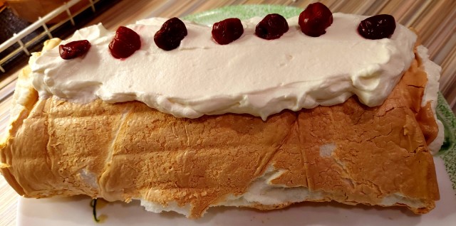 Меренговый рулет с вишней и орехами