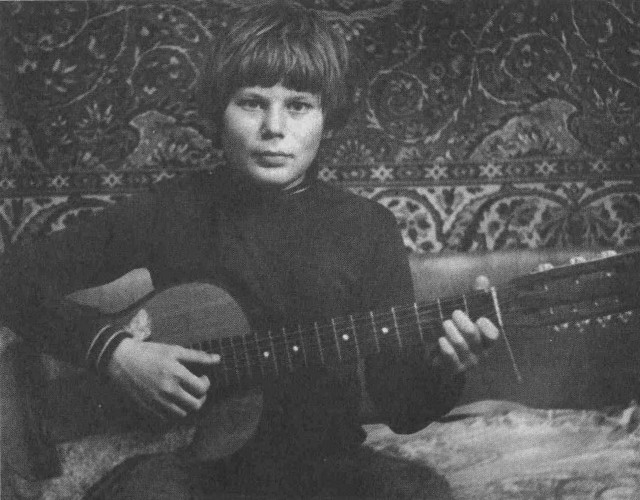 И Юра, такой молодой...