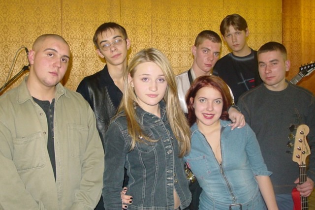 «А по темным улицам гуляет дождь»: группа, под чью песню рыдают 30-летние, возвращается