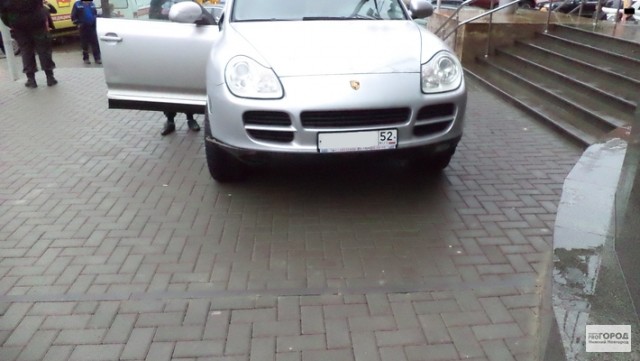 Водитель Porsche Cayenne переехал трех пешеходов