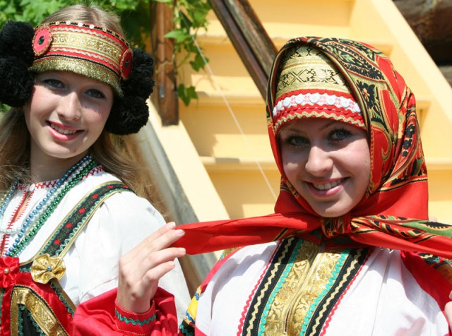 Русские красавицы в национальных нарядах.