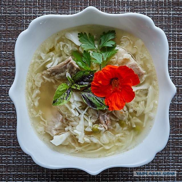 Щи с молодой капустой и консервированным горошком