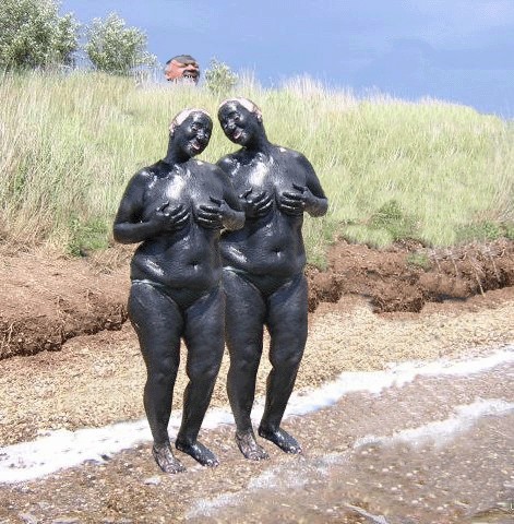 Фотожаба: Пляжники у нефтяного танкера