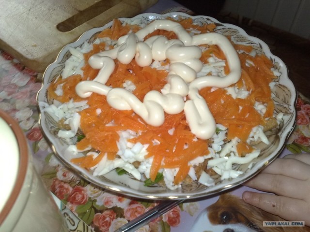 Салат из крабовых по дженибековски.