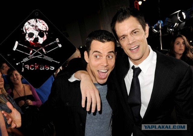 Мужики и забор под напряжением