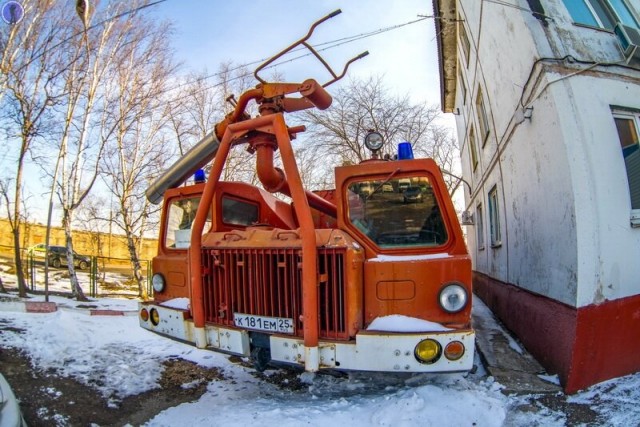Почти ракетный комплекс МАЗ-7310 "Ураган". Аэродромная пожарная машина АА-60 посреди города
