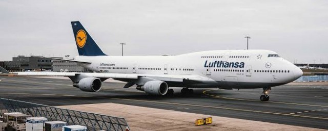 В Гонконге Boeing выкатился с посадочной полосы в море