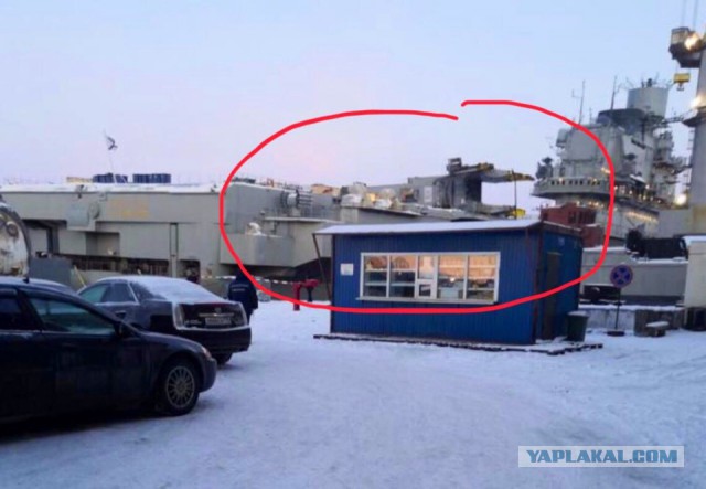 Упавший с плавдока кран повредил палубу "Адмирала Кузнецова"