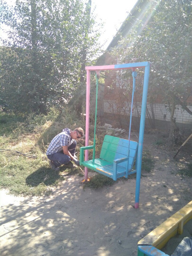Под Астраханью власти снесли детскую площадку, посчитав ее "нецелесобразной".