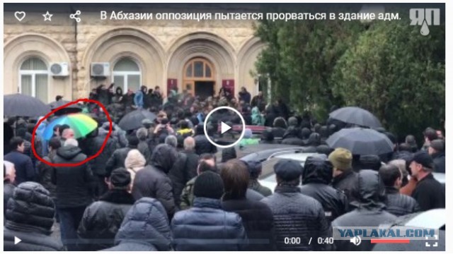 Переворот? В Абхазии оппозиция прорывается в здание администрации президента в Сухуме