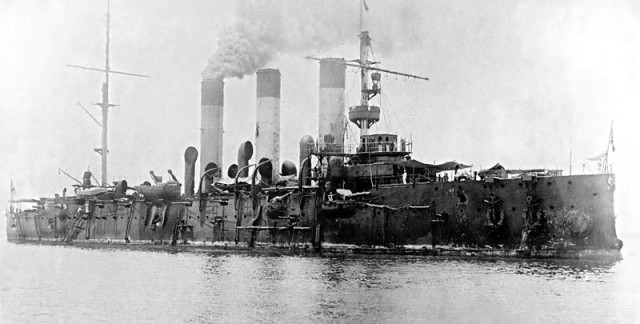 Крейсер «Аврора» в Маниле после Цусимского боя.1905 год