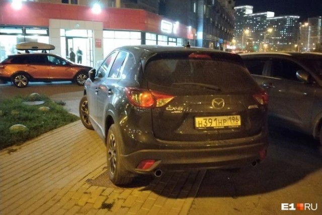 Припарковалась на тротуаре