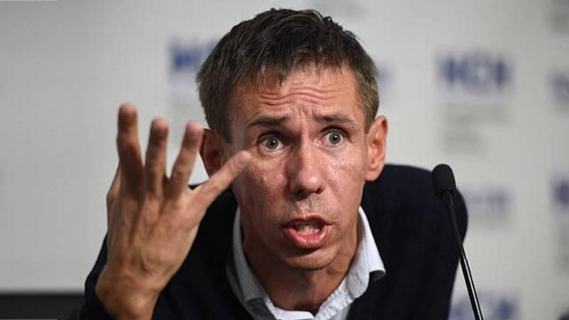 Этот милый питерский коржик смотрит и не понимает, почему две злые пенсионерки и водитель автобуса оскорбляют его хозяйку и пытаются выгнать её из салона