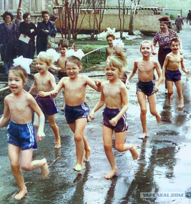 На родителей, гуляющих с босой девочкой в Москве, написали заявление в полицию