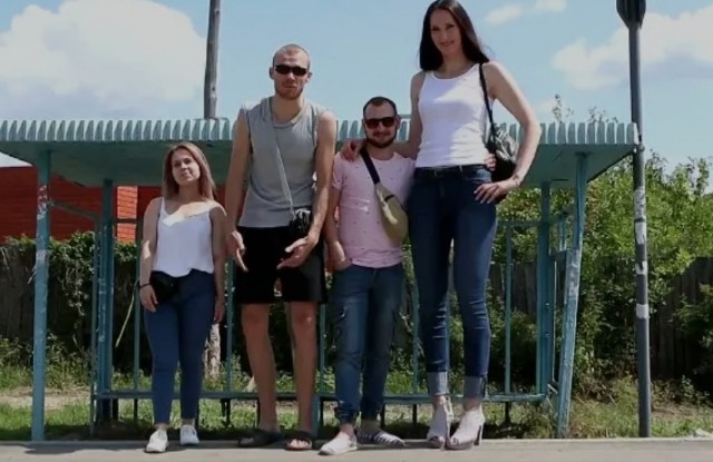 Самая высокая и самая низкая женщины мира встречаются за чашкой чая в Лондоне