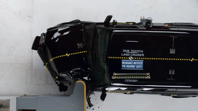 Toyota Land Cruiser 2026 неожиданно провалил новый краш-тест IIHS — и проблема оказалась не в водителе, а во втором ряду