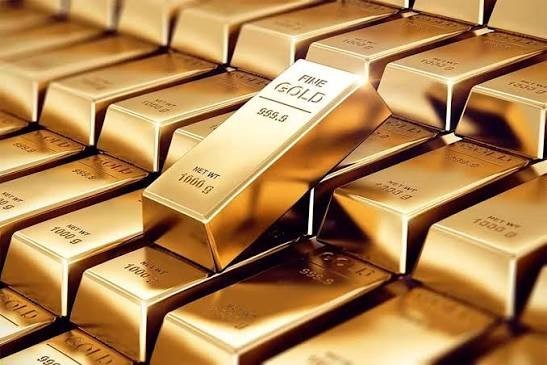 Мошенники убедили пенсионера купить в банке золото на 30 млн рублей и отдать его им