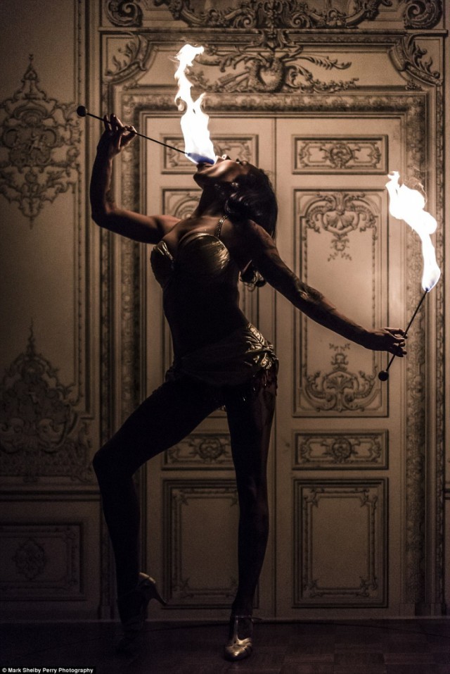 Бывшая мормонская школьница стала самым необычным глотателем мечей в мире