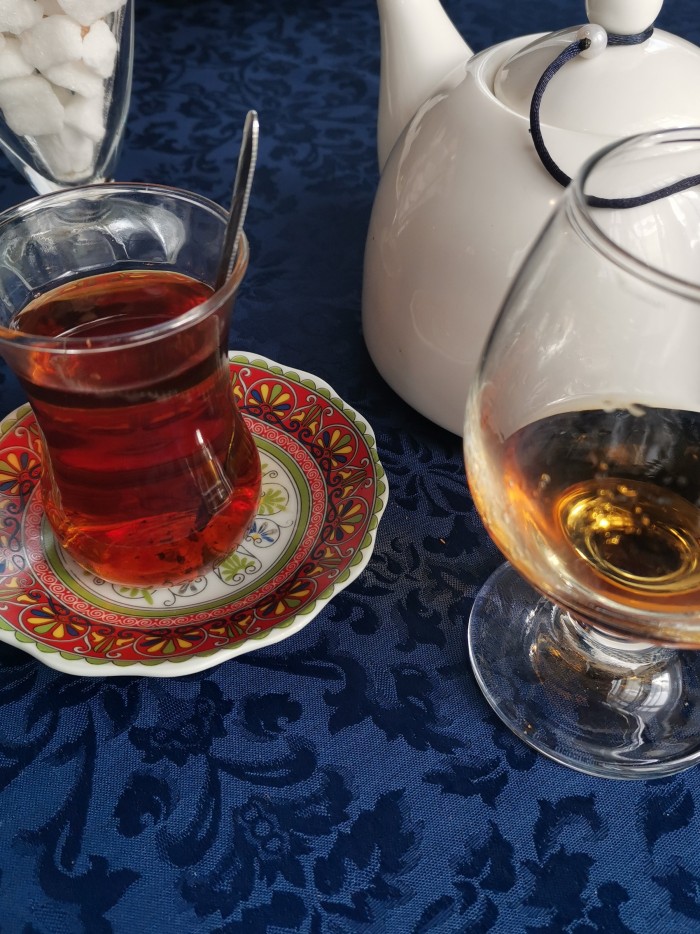 Диалоги, коньяк и мудрые женщины