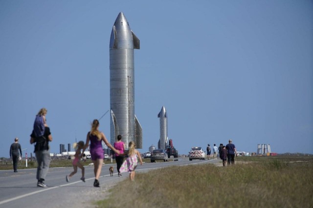 Starship SN10 перемещают из сборочного ангара на стартовую площадку. Процесс, который завораживает