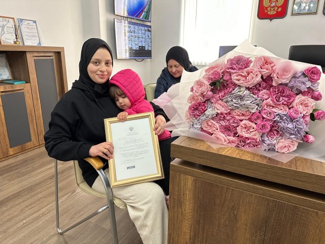 В Чечне вручили первый сертификат на маткапитал палестинской семье