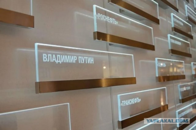 В Ревде уже шестой час пытаются разломать памятник Ленину.