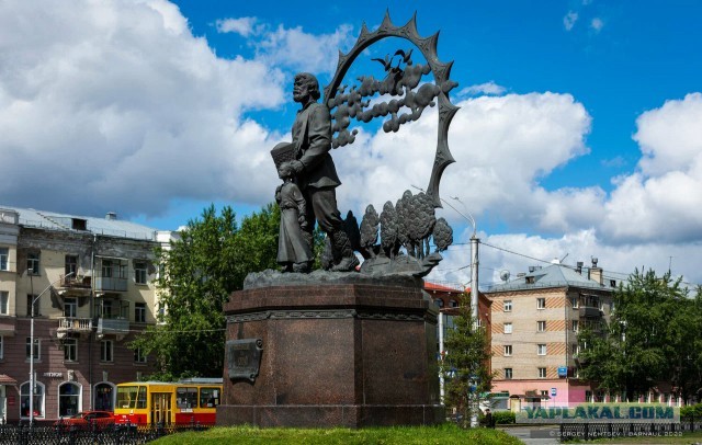 Памятник в Алтайском посёлке