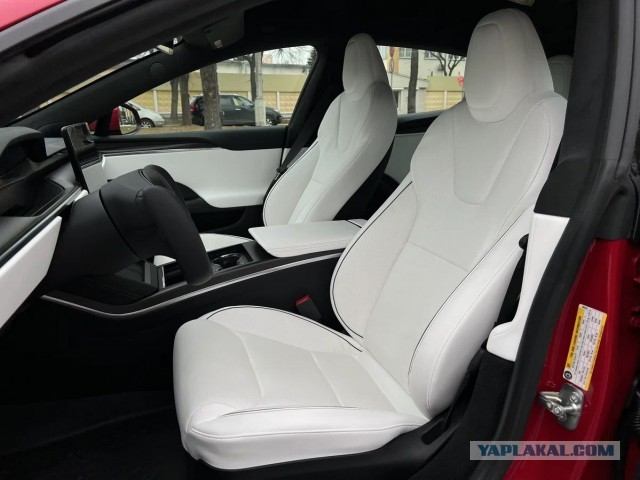 Трое погибли в загоревшемся электромобиле Tesla, спасатели не смогли открыть двери снаружи