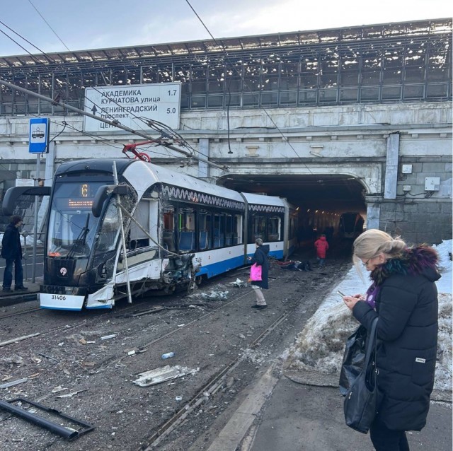 Как минимум 13 человек пострадали при столкновении двух трамваев в Москве, — СМИ.