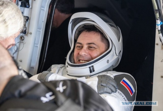 Корабль Crew Dragon с космонавтом Роскосмоса Андреем Федяевым вернулся на Землю.