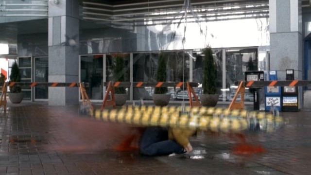 В Марселе протестующий попытался ограбить магазин Lacoste, но стекло тут же его придавило