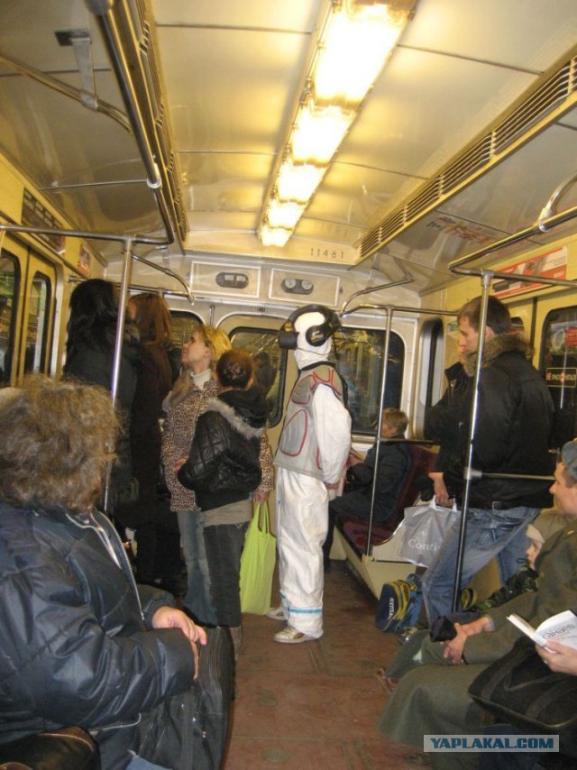 Пассажиры в метро.