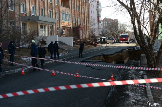 Во Владивостоке часть дороги обрушилась при проведении строительных работ