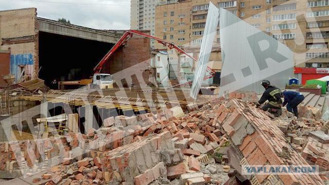 В Балашихе на людей рухнула стена бывшего кинотеатра