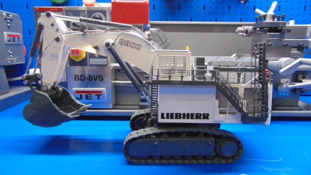 LIEBHERR R9800 Радиоуправляемая дилерская модель экскаватора в 50 масштабе